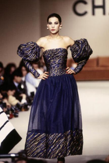 1986 Runway Chanel Gold Black Silk Dress with Detachable Puff Sleeves - Image 19