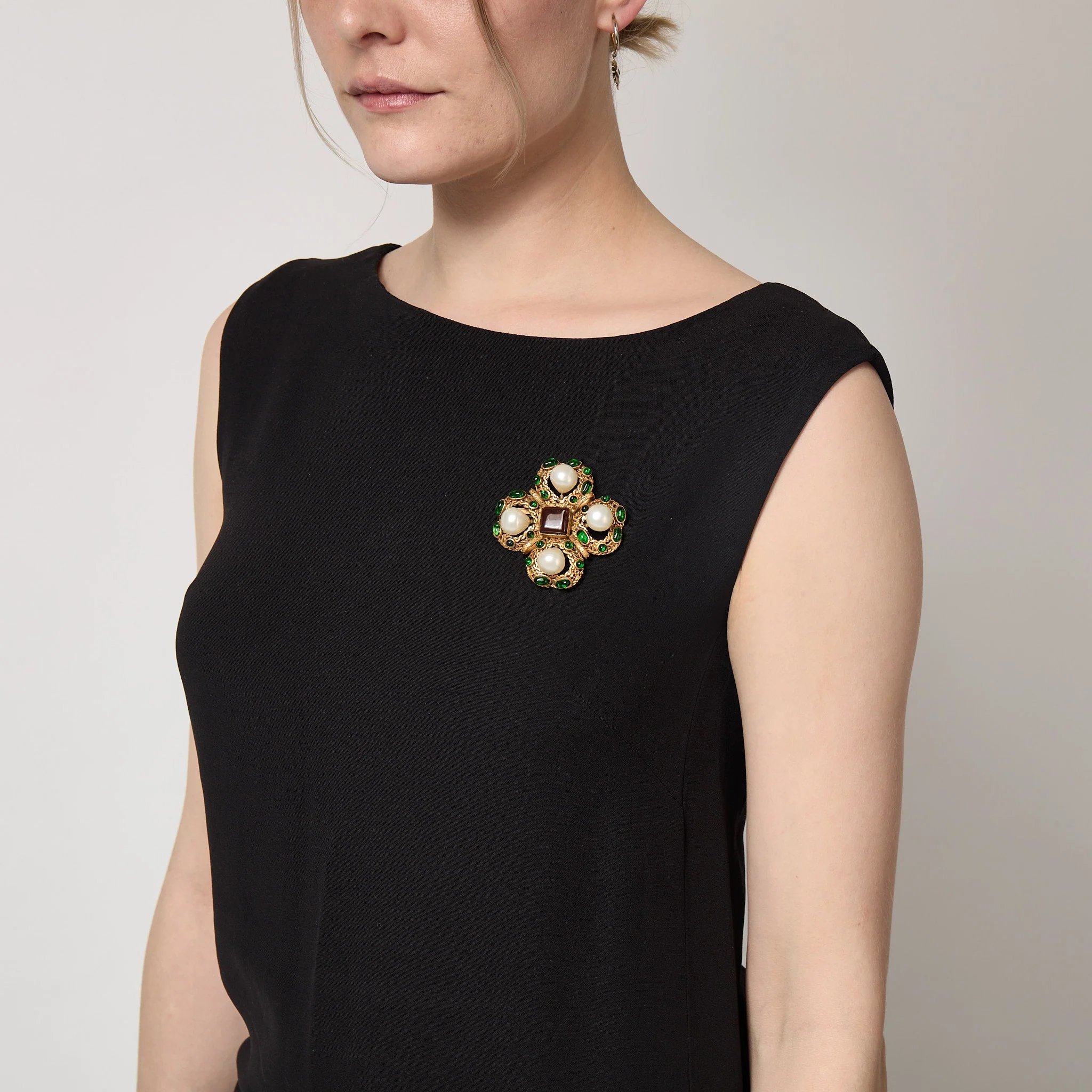 1994 Chanel Gold Brooch with Pearls and Green and Red Gripoix - Image 2