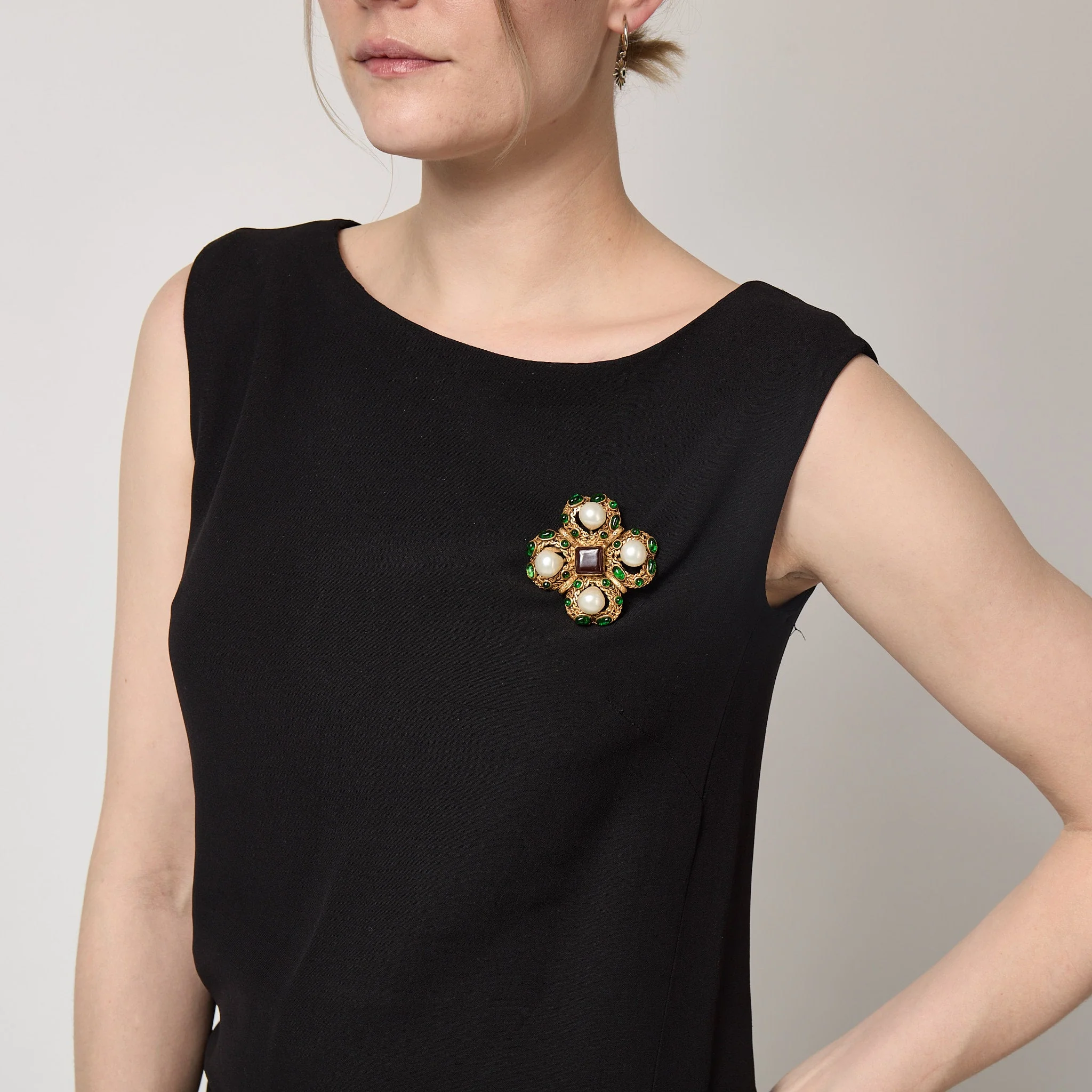 1994 Chanel Gold Brooch with Pearls and Green and Red Gripoix - Image 3