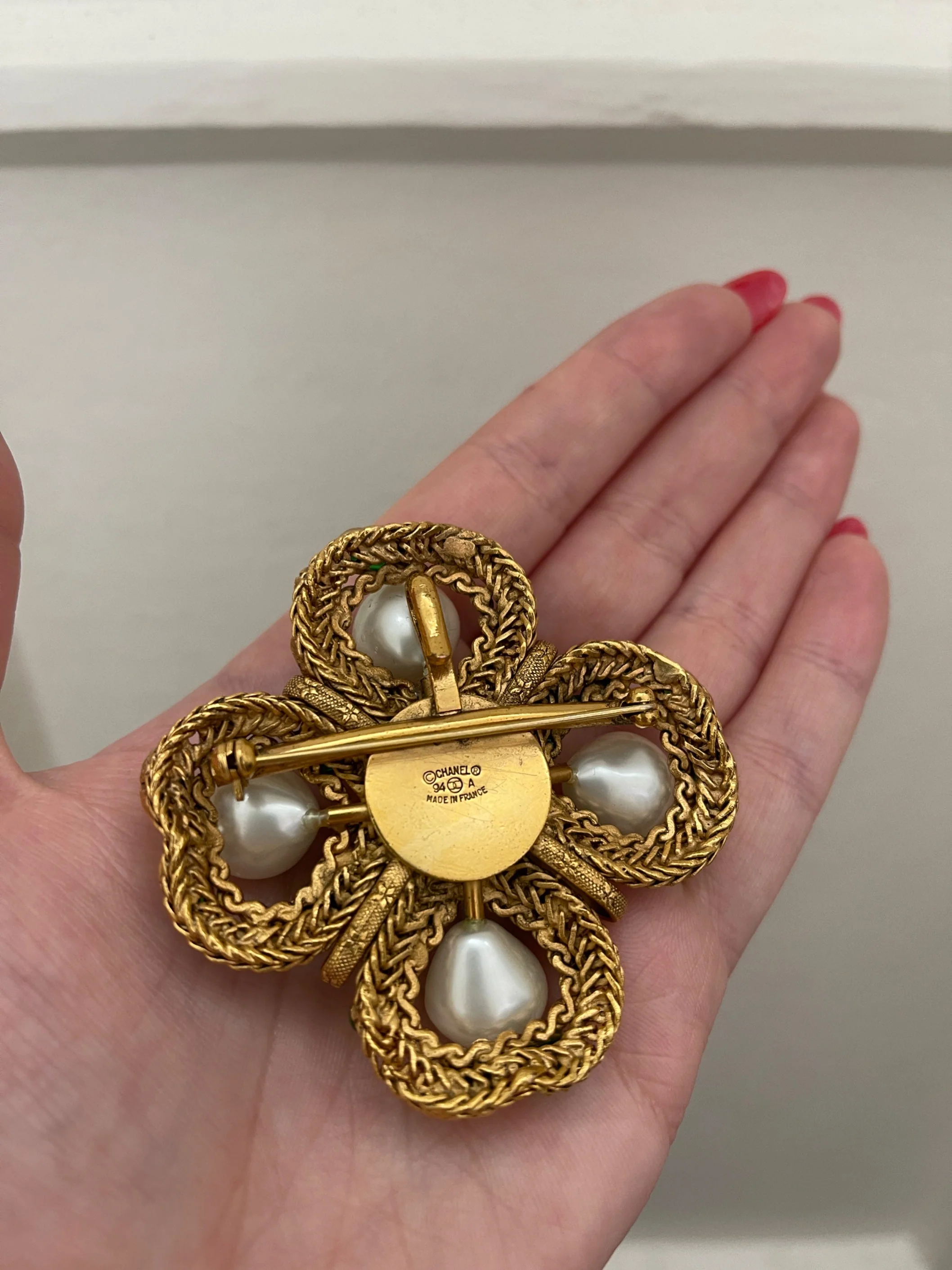 1994 Chanel Gold Brooch with Pearls and Green and Red Gripoix - Image 8
