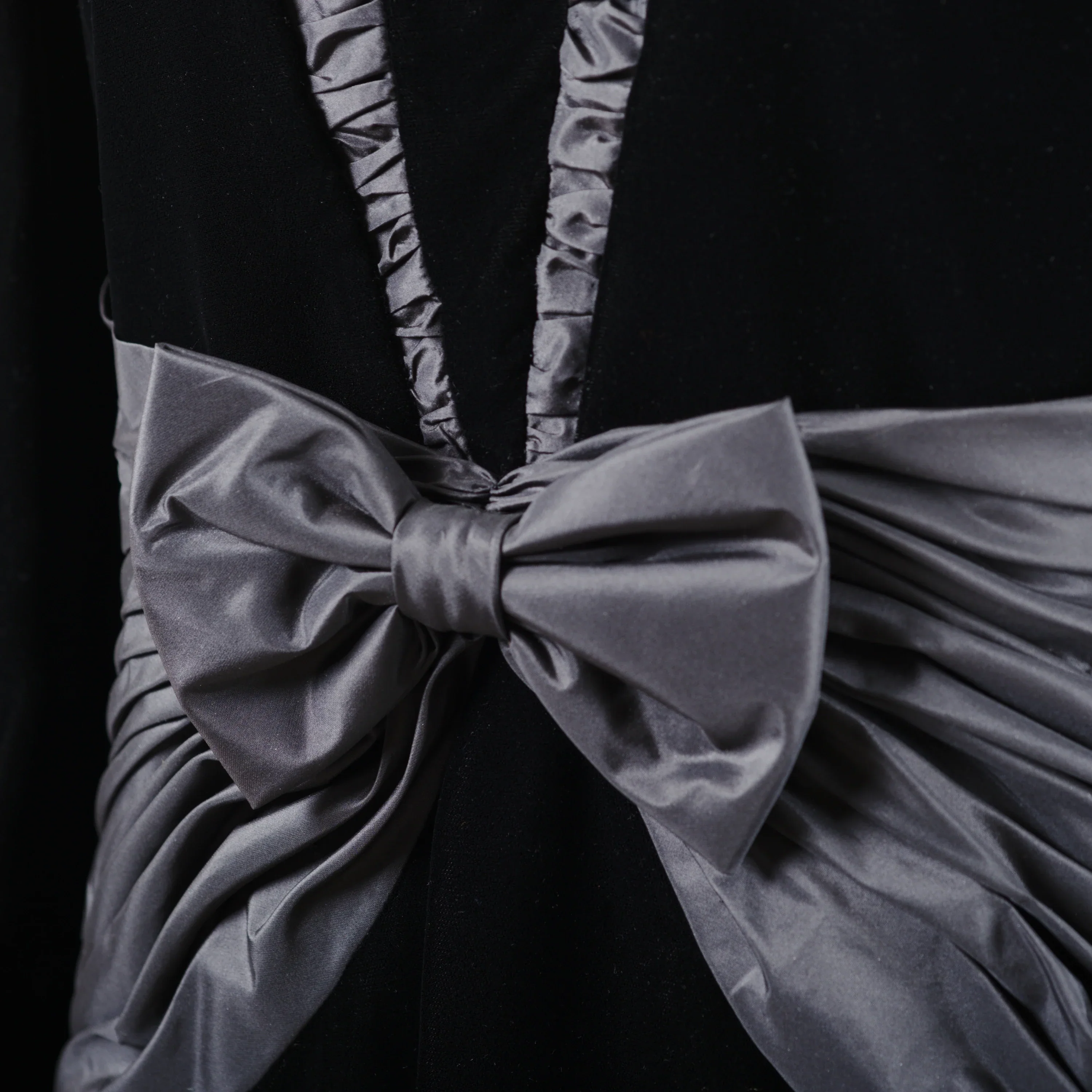 Jeunesse Black Dress  Bow Satin - '90s - Image 25