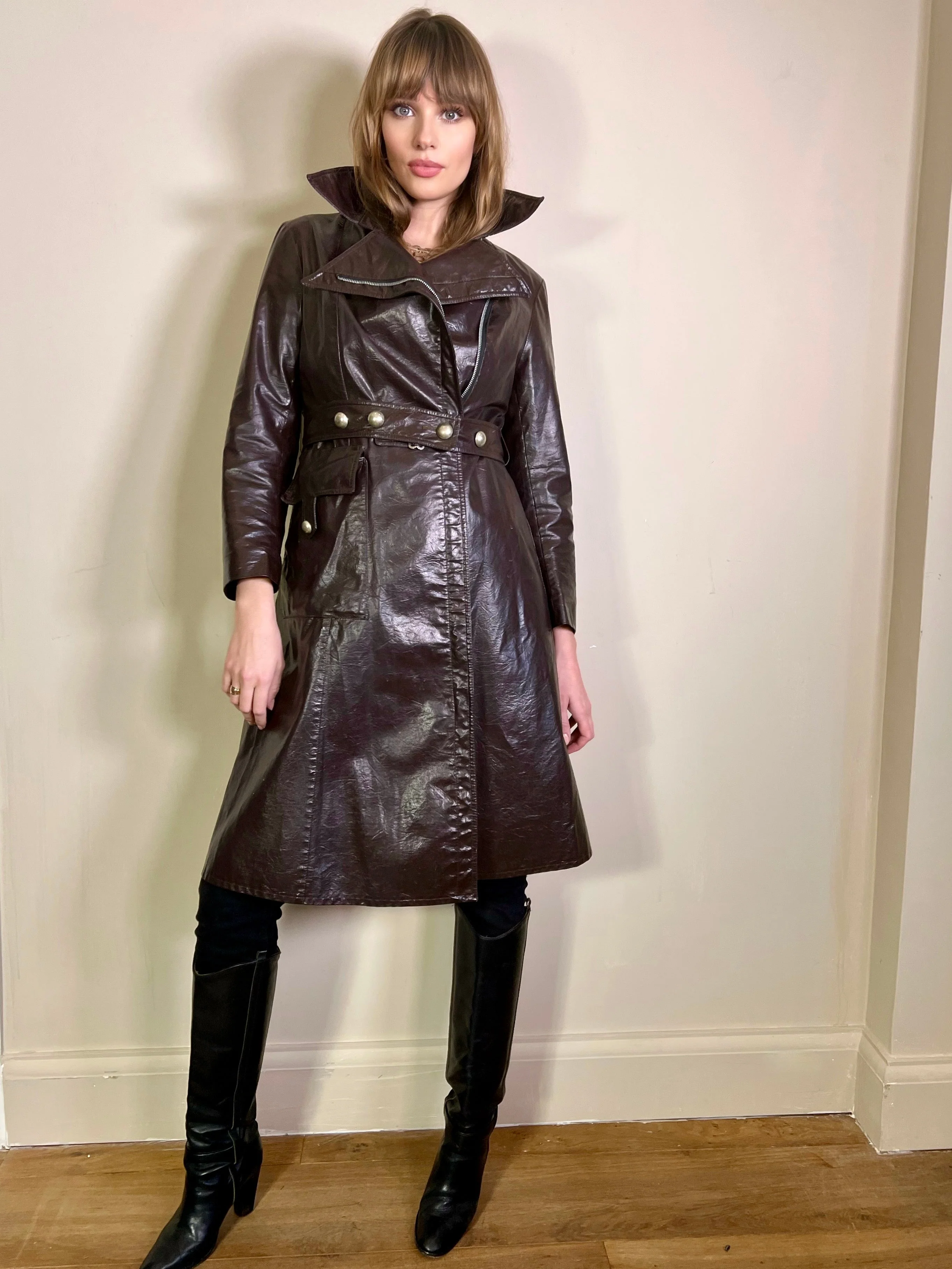 Jo, 60s brown faux leather trench coat