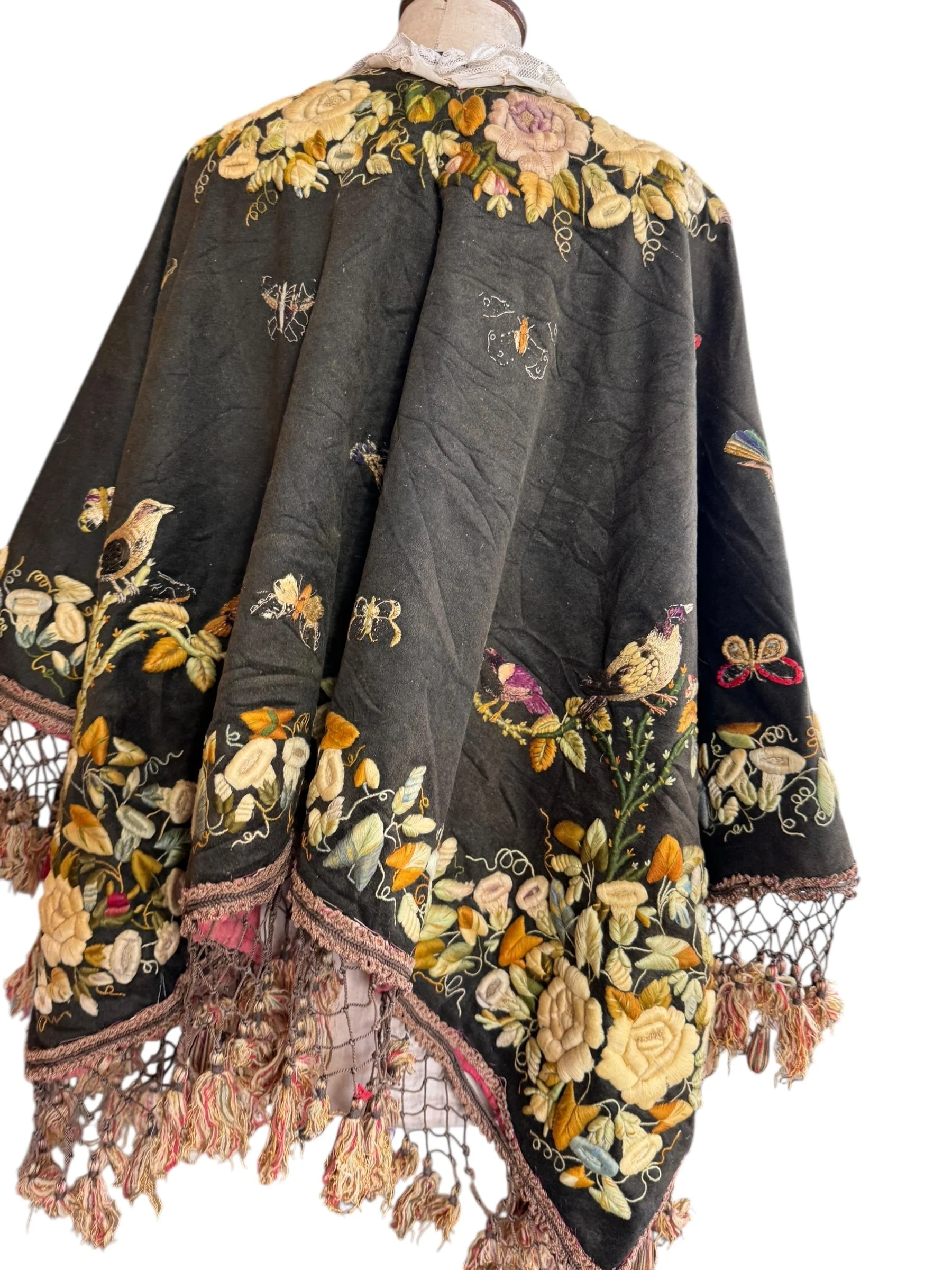 Madeline, 19th C embroidered cape with lace collar - Image 13